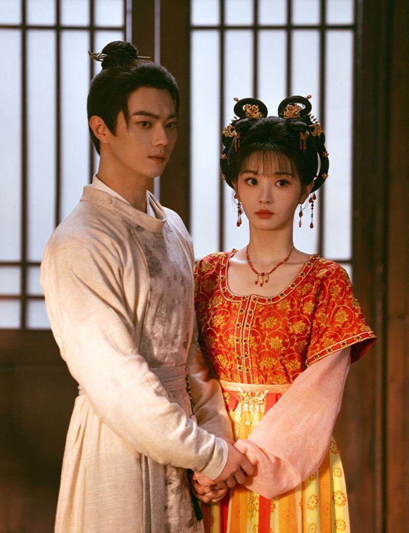 许凯(左)、田曦薇主演的新剧「子夜归」无辜遭牵连。(取材自微博)
