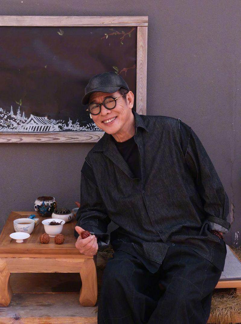李连杰承认动刀是为切除脖子上的肿瘤。(取材自微博)