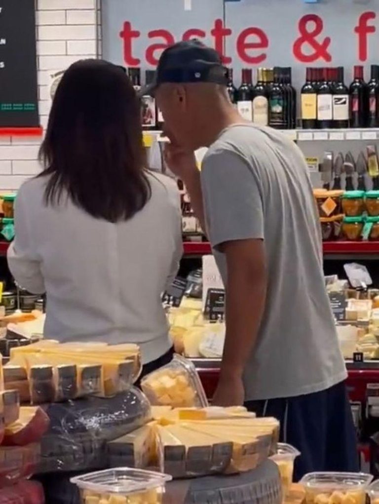 黄立行和徐静蕾交互相当甜蜜。(取材自微博)