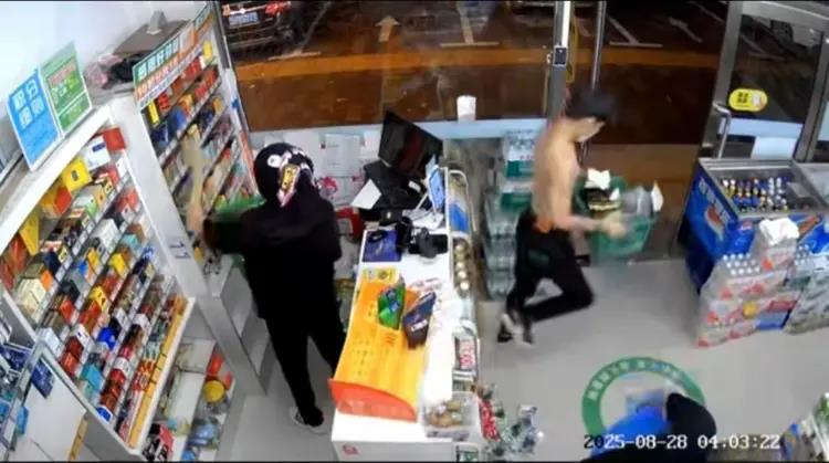 视频监控画面显示，四名蒙面青年先后闯入一家无人超市，大把拿走货架上的烟、槟榔以及零食，用篮子装走。(取材自潇湘晨报)