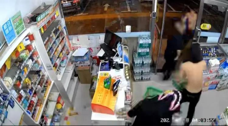 视频监控画面显示，四名蒙面青年先后闯入一家无人超市，大把拿走货架上的烟、槟榔以及零食，用篮子装走。(取材自潇湘晨报)