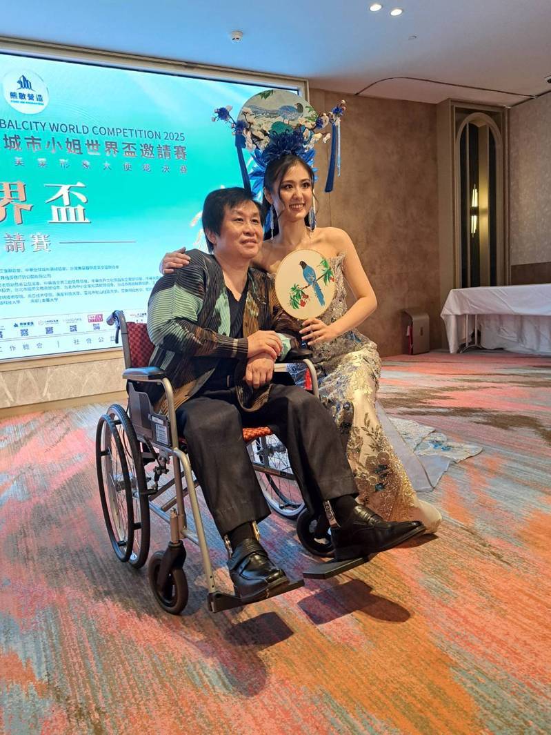 歌手郑智化(左)和爱女郑安琪一同亮相。(记者林怡秀/摄影)