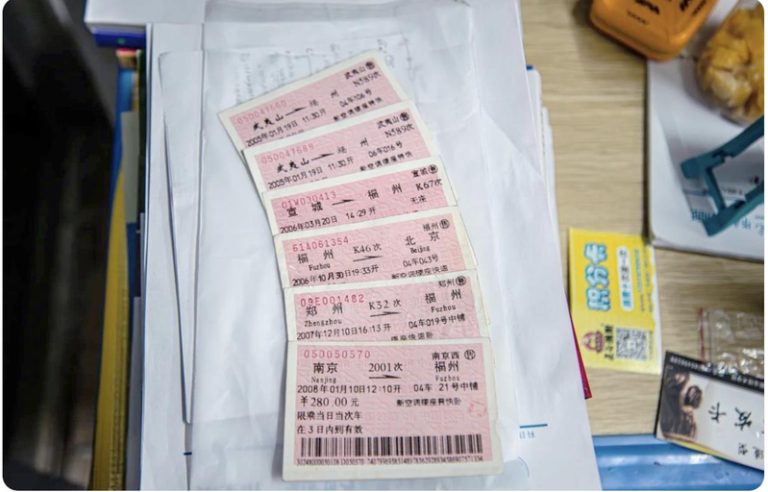 中国铁路部门10月1日停用纸质火车票，改以电子发票取代，使网络兴起这股纸质火车票的回忆杀。（取材自微博）