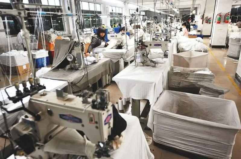 中国自9月1日起将全面强制企业为员工缴纳社会保险，用于养老、医疗、失业保险及产假等福利，并首次涵盖平台从业者、长期实习生等，缴费基数下限为当地平均工资60%。（新华社）