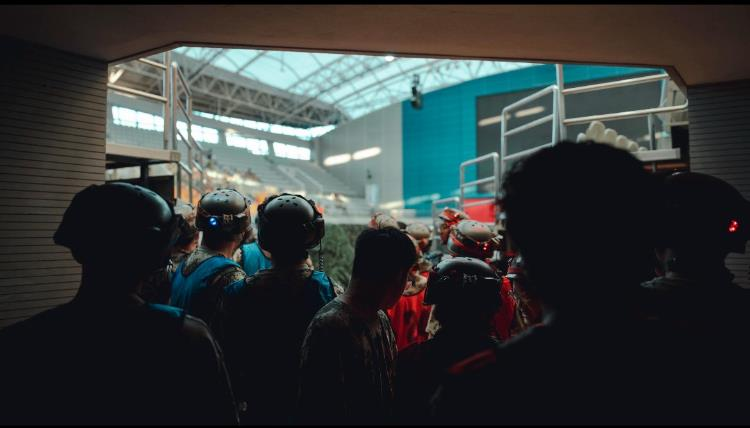 真人CS对抗赛现场。(视频截屏)