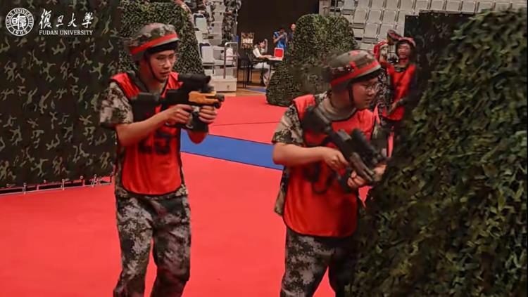 真人CS对抗赛现场。(视频截屏)