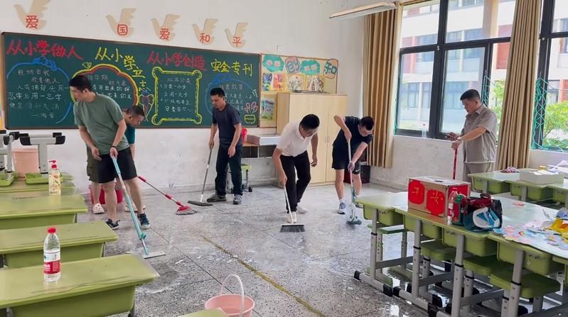 山东一小学新生家长集体宣誓「父母好好学习 孩子天天向上」。(取材自华商报大风新闻)