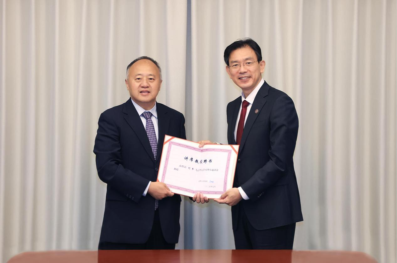 李路明为刘军(左)颁发聘书。(取材自清华新闻网)