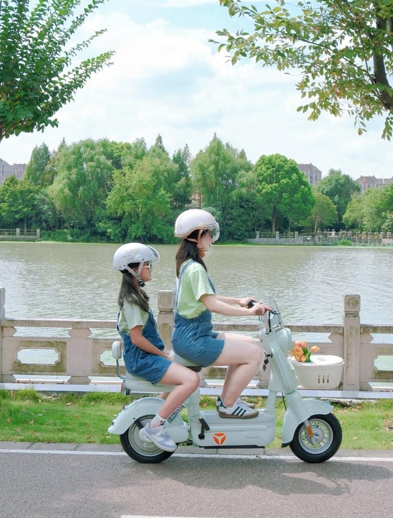 执法人员在检查新电动自行车是否合规。（取材自新京报）