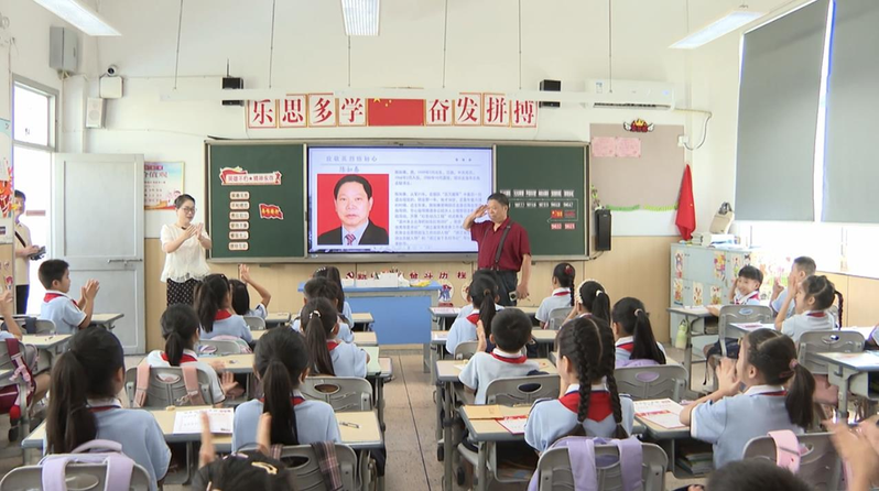 中国中小学9月1日迎来新学年，多地都将抗战故事作为「开学第一课」重点。图为9月1日，杭州130多位师生代表来到浙江省档案馆，参观抗战80周年浙江档案展。（中新社）