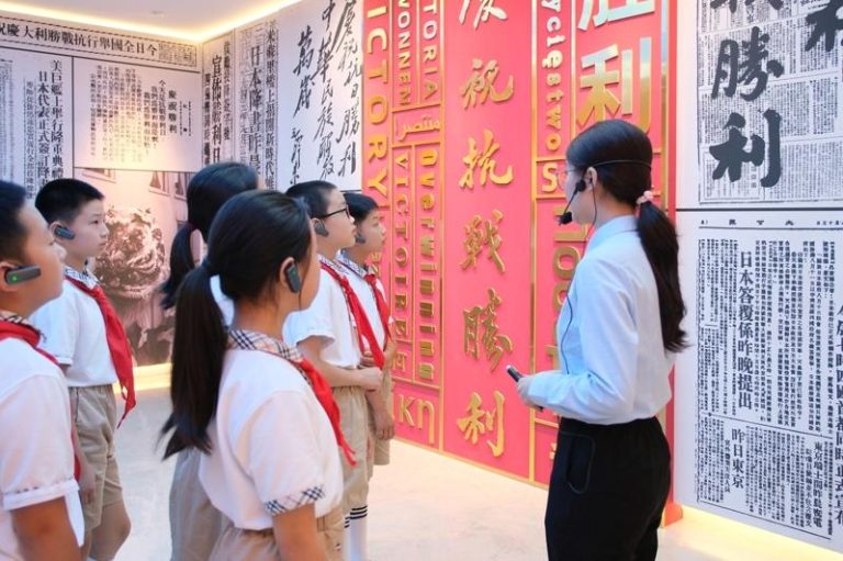 来自浙江大学、杭州市西湖高级中学、杭州市紫金港中学、杭州市政苑小学的130多位师生代表，1日到浙江省档案馆参观「铭记历史 开创未来—纪念中国人民抗日战争暨世界反法西斯战争胜利80周年浙江档案展」，共上「开学第一课」。(中新社)