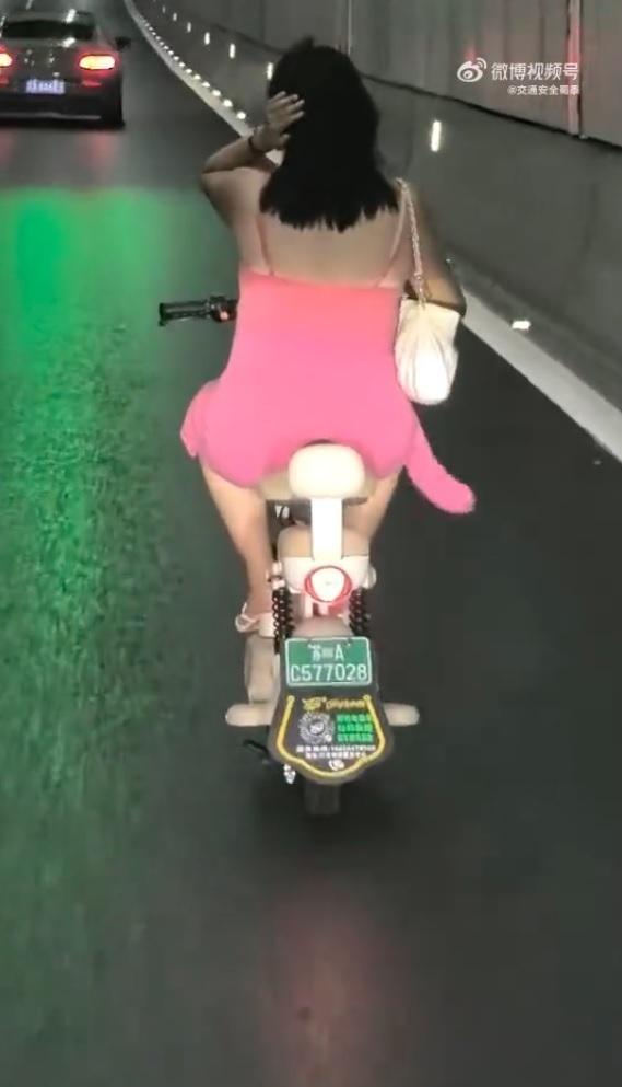 女子在隧道骑电动车，造成后方大堵车。（取材自微博）