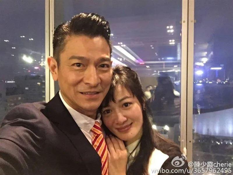 刘德华2016年和陈少霞在香港派对中碰头,并留下破冰合照。(取材自微博)
