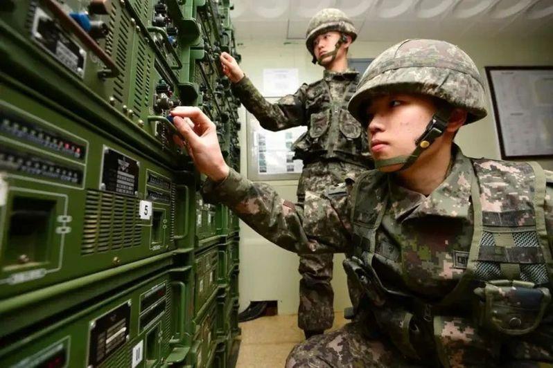 缓和两韩紧张关系，南韩国防部1日表示，已停止对北韩播放心战广播节目「自由之声」，这是15年来南韩首次停止对北韩播放自由之声；图为南韩士兵操作免提器。（路透）