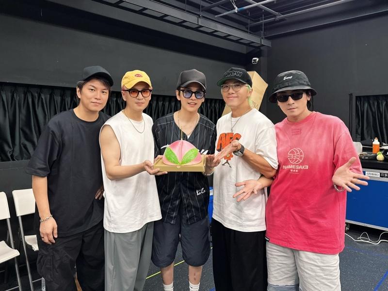 Energy为了演唱会积极控制饮食，难得破戒尝生日寿桃，右起：Toro、坤达、牛奶、书伟、阿弟。(图／相信音乐提供)