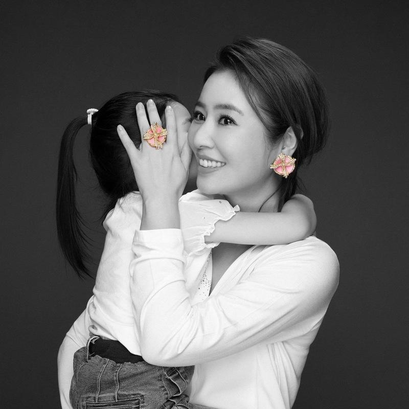 陈妍希和儿子「小星星」。(取材自微博)