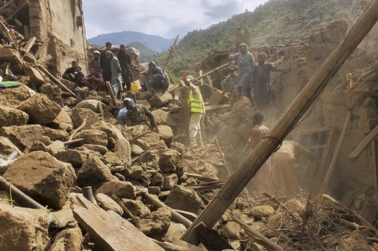 阿富汗东部将近2天前才刚发生规模6的地震，造成超过1400人丧生、数千人受伤，相同地区今天又发生规模5.5地震，令人担心会造成更多灾情。图为2日民防工作人员、当地居民和士兵们正在清理废墟，搜索幸存者。美联社