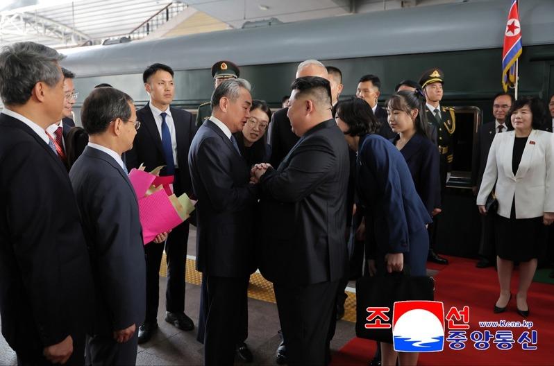 北韩中央通信社释出照片,只见金朱爱绑着公主头,身穿深色套装。当时中国外长王毅前来迎接金正恩,她就伴随在父亲身旁。(欧新社)