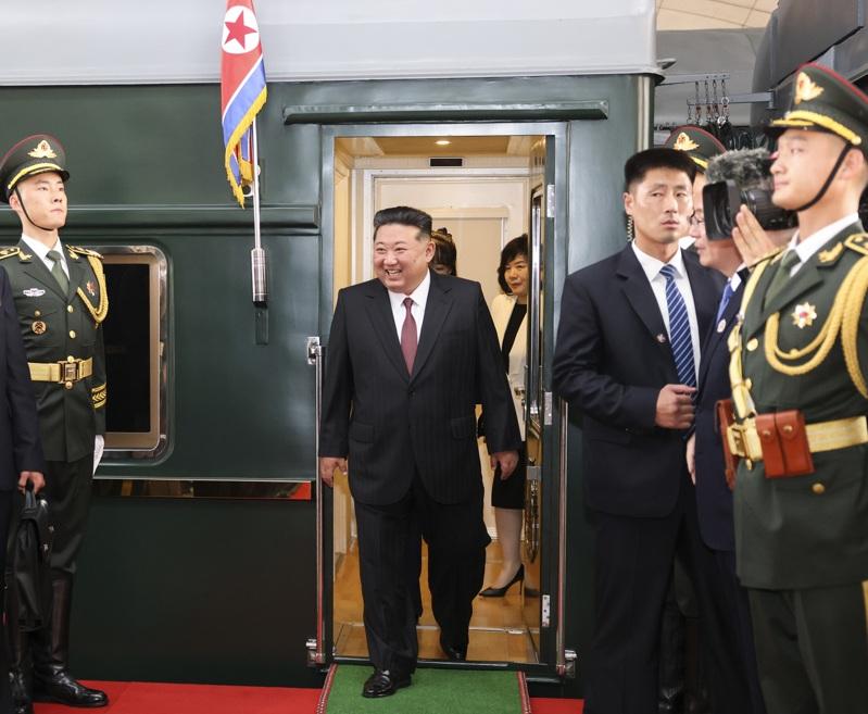 北韩中央通信社释出照片，只见金朱爱绑着公主头，身穿深色套装。当时中国外长王毅前来迎接金正恩，她就伴随在父亲身旁。（欧新社）