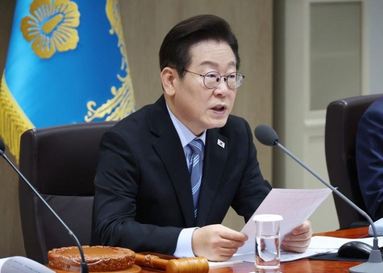 南韩总统李在明2日在国务会议下达拚经济的指示。（欧新社）