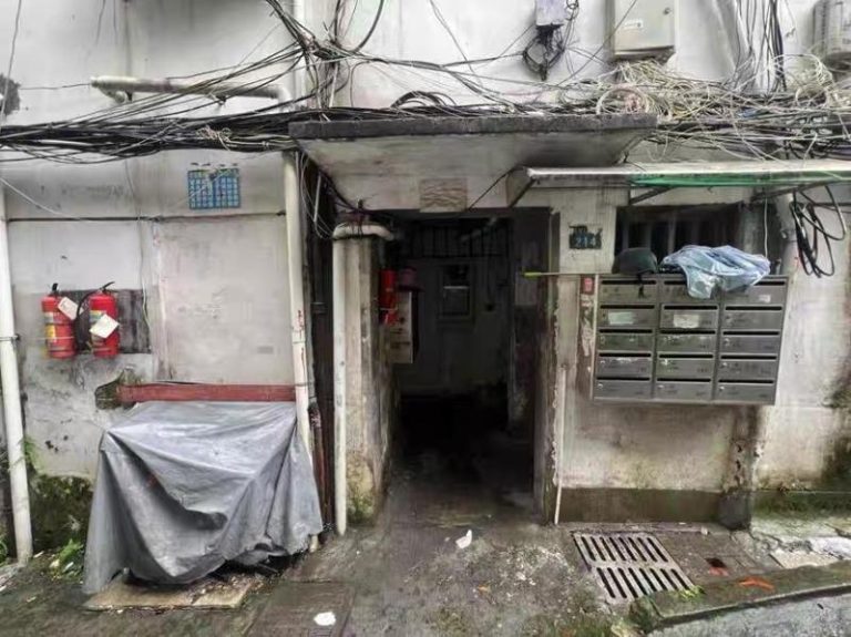 杭州一户「老破小」屋拍出122万元，远高出附近行情价。(取材自潮新闻)