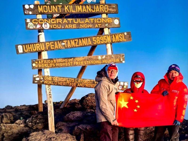 李生涛飞跃吉力马札罗山。（取材自红星新闻）