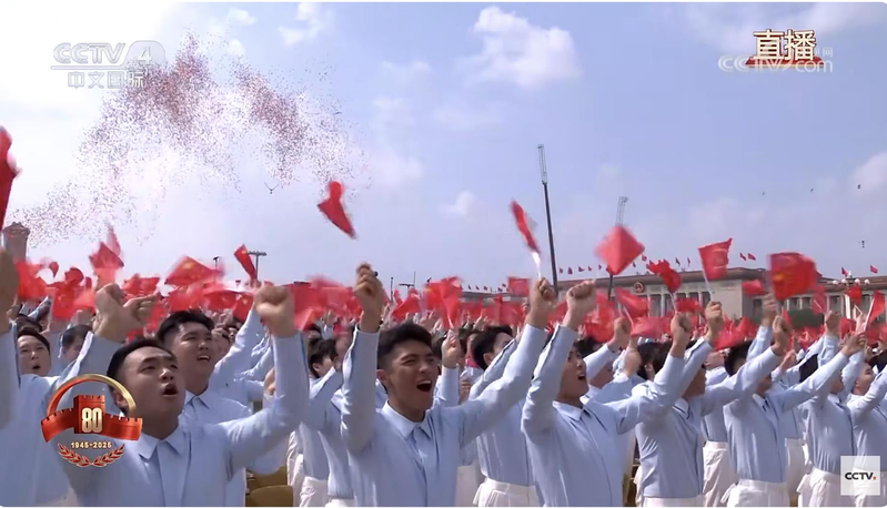 中国3日举行阅兵仪式,各地多家公司宣布当天放假,允许员工带薪休假观看九三阅兵。(取材自央视新闻)