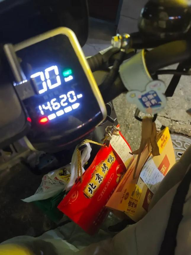 一些体制内的年轻人下了班做外卖，为生活也为体验。示意图。(中新社)