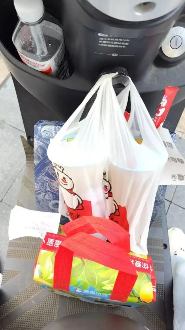 一些体制内的年轻人下了班做外卖，为生活也为体验。示意图。(中新社)