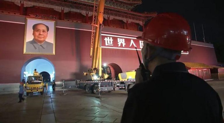 中国今年提前换新了天安门城楼上的毛泽东画像。（取材自微博）