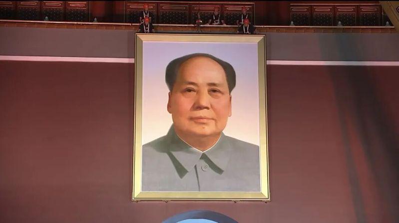 中国今年提前换新了天安门城楼上的毛泽东画像。（取材自微博）