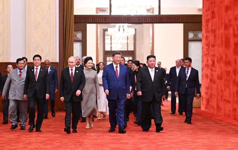 9月3日,纪念中国人民抗日战争暨世界反法西斯战争胜利80周年招待会在北京人民大会堂举行。中共总书记习近平出席招待会并发表重要讲话。图为习近平和夫人彭丽媛和出席招待会的外国领导人夫妇共同步入宴会厅。(新华社)