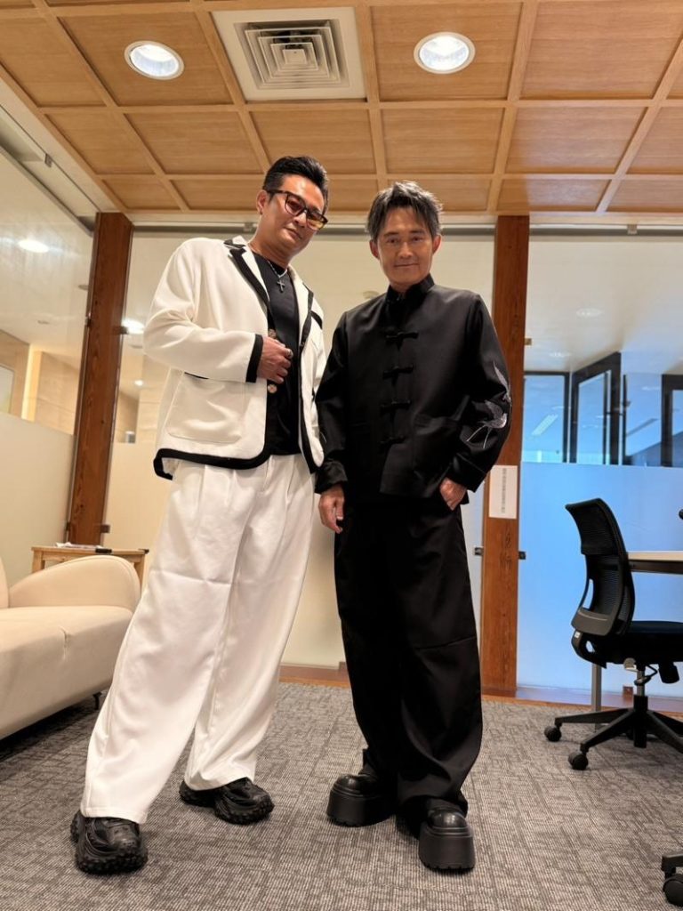 林佑星(左)和江国宾穿恨天高。（记者赵大智／摄影）