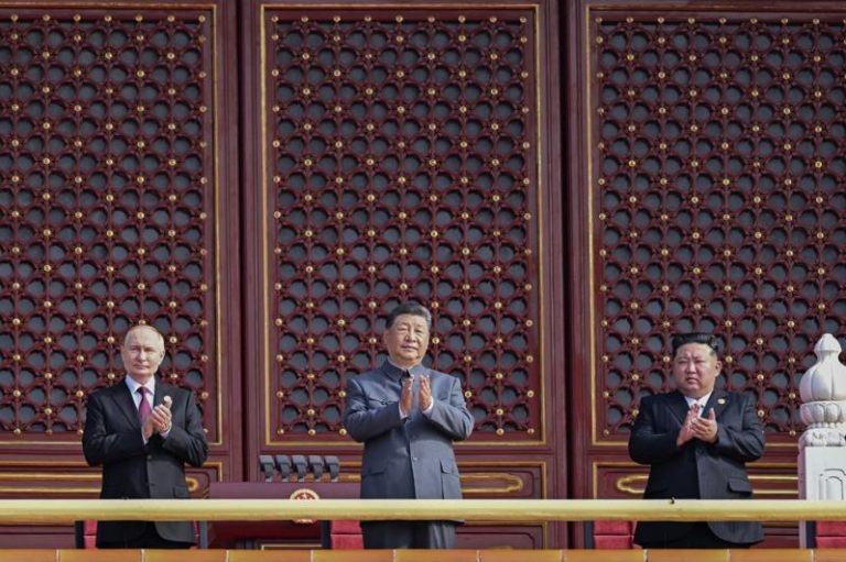 俄罗斯总统普亭（左）、中国国家主席习近平（中）和北韩领导人金正恩（右）3日在天安门广场参加阅兵，纪念抗日战争胜利80周年。美联社