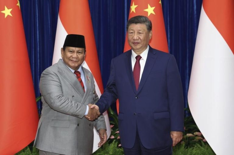 印尼总统普拉伯沃（Prabowo Subianto，左）3日赴中国参加抗战胜利80周年纪念活动并会见中国国家主席习近平。美联社