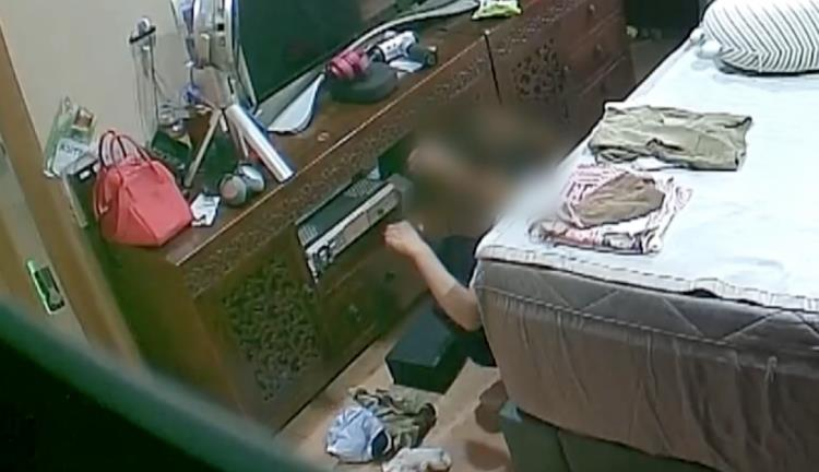 监控拍到家中保母在翻箱倒柜还试穿女主人的内裤。(取材自新闻坊)
