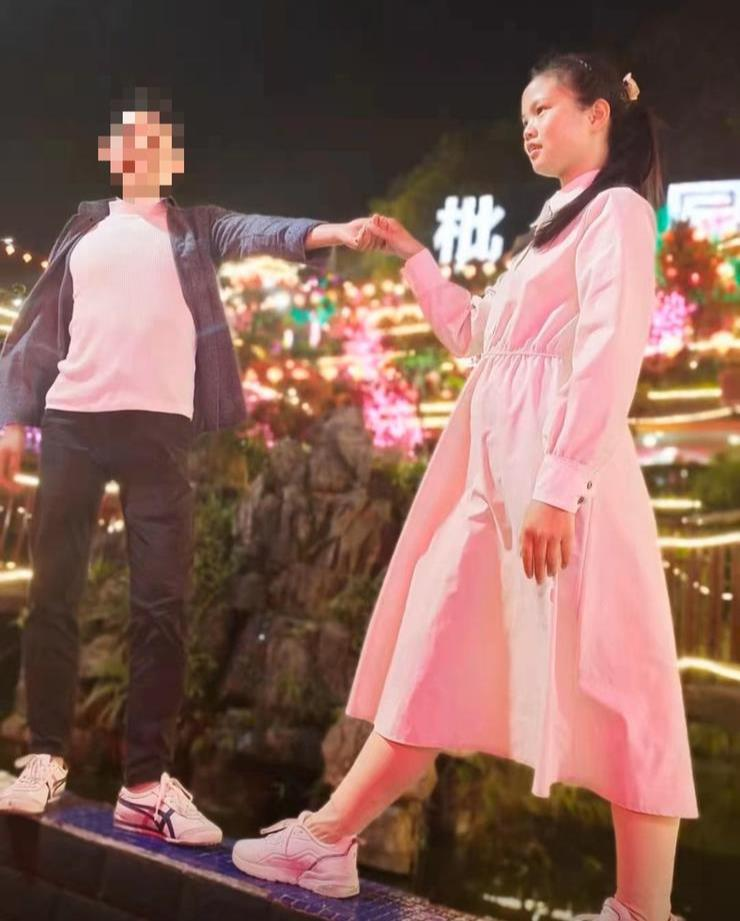 胡心瑶和肖先生的合影。(取材自封面新闻/受访者供图)