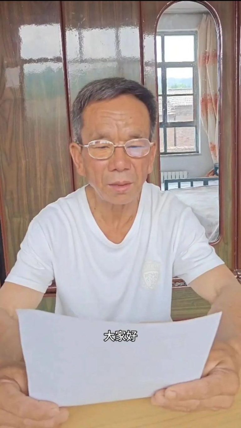 有人认为戴上老花眼镜的安三山有知识分子的气息，对此他不以为然。（取材自极目新闻）