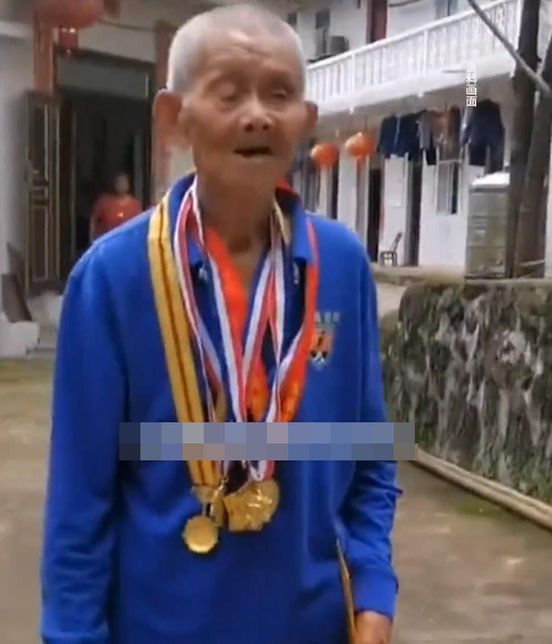 湖南102岁抗战老兵彭长竹在医院ICU里看完阅兵仪式，当晚安详离世。（取材自红星新闻）
