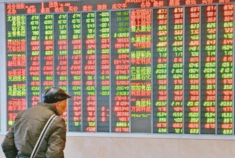 中国官方要让股市降温的消息4日引发A股大跌，图为一名正在看盘的投资人。（中新社）