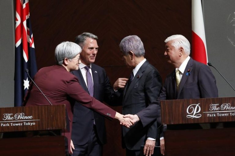 日本外交与国防部长级「2＋2会谈」5月上午在东京举行。图为澳洲外长黄英贤（左一）与日本防卫大臣中谷元握手。（欧新社）