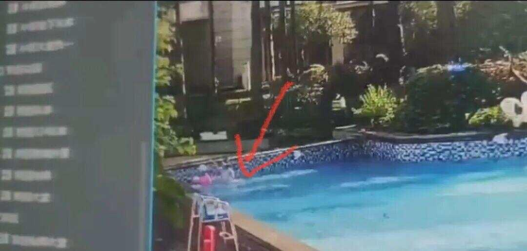 3个孩子游到泳池一角，后来其中一个孩子不见了。（取材自潇湘晨报）