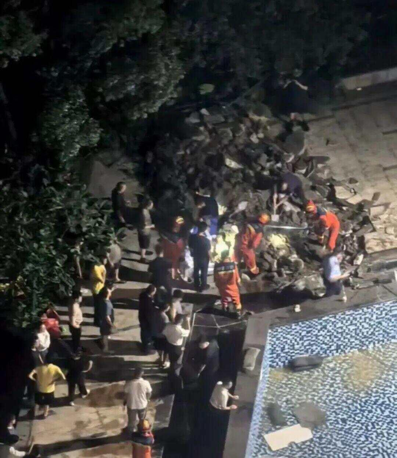 3个孩子游到泳池一角，后来其中一个孩子不见了。（取材自潇湘晨报）