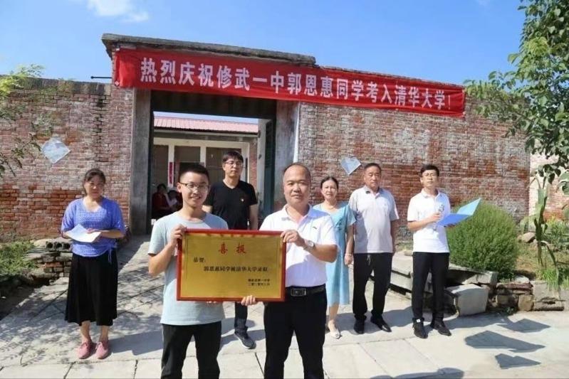 清北毕业不一定代表未来就业稳定及高薪。图为北大毕业生自拍留念。（中新社）