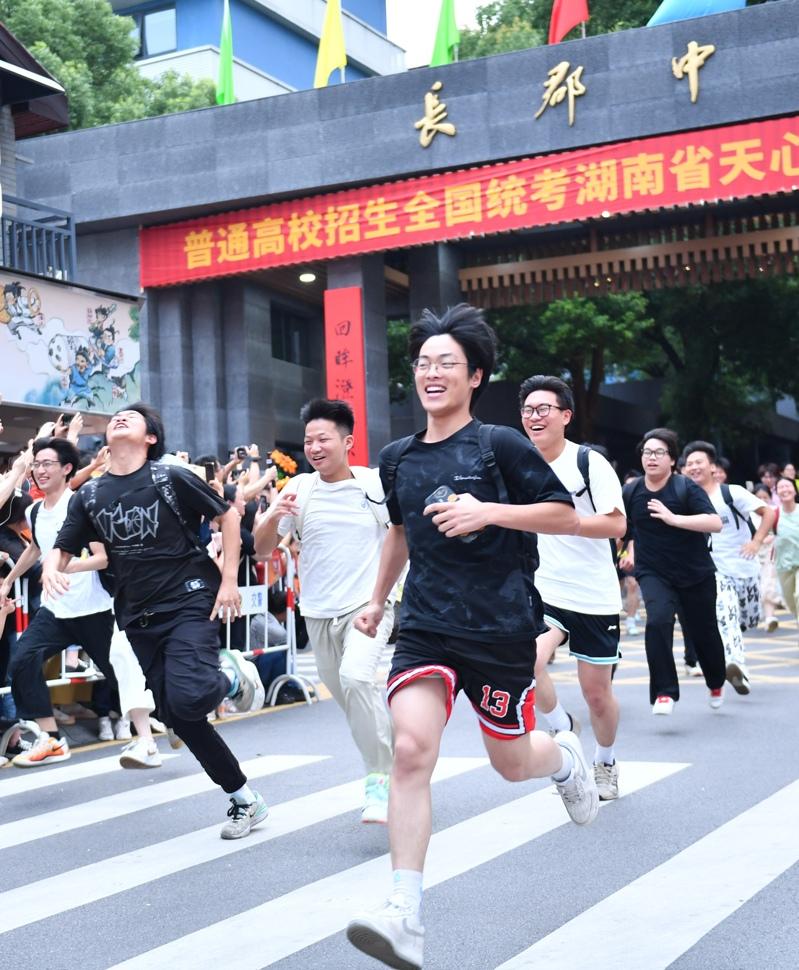 清北毕业不一定代表未来就业稳定及高薪。图为北大毕业生自拍留念。（中新社）