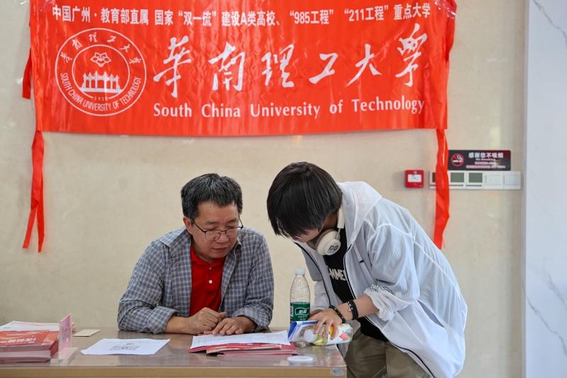 清北毕业不一定代表未来就业稳定及高薪。图为北大毕业生自拍留念。（中新社）