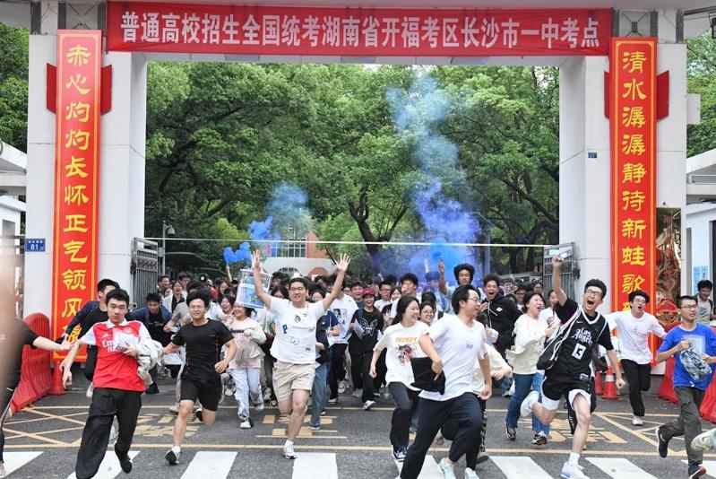 清北毕业不一定代表未来就业稳定及高薪。图为北大毕业生自拍留念。（中新社）