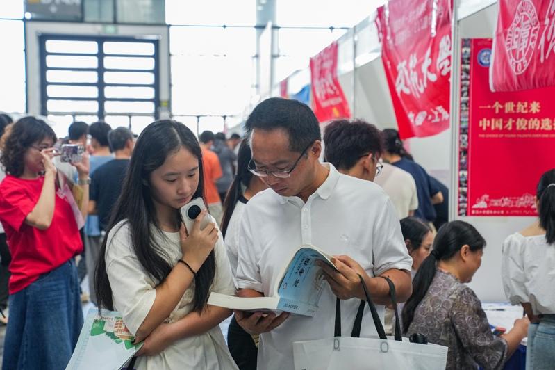 清北毕业不一定代表未来就业稳定及高薪。图为北大毕业生自拍留念。（中新社）