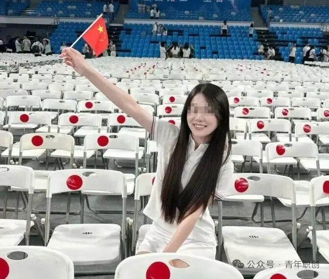 武汉大学研究生开学典礼的椅子标签被指像日本国旗。(取材自微博)