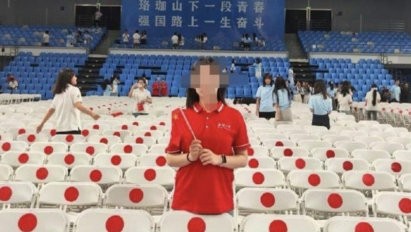 武汉大学研究生开学典礼的椅子标签被指像日本国旗。（取材自微博）